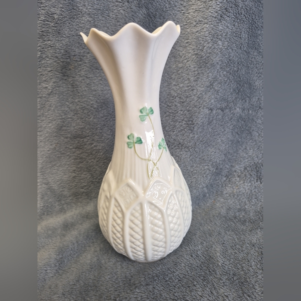 Vintage Belleek Rock Of Cashel Vase Beige Color With Some Green Leaves - Picture 3 of 8